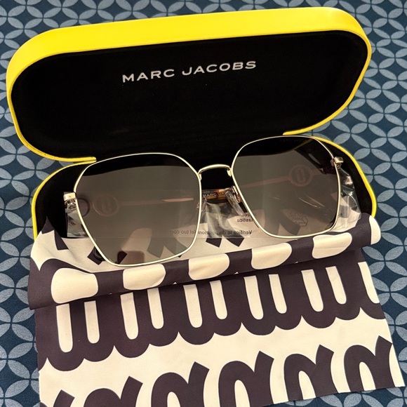 New Marc Jacobs Woman’s Sunglasses With Hard Case & Cloth - Picture 1 of 7